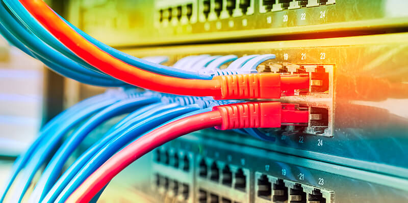 Serverraum mit einem Techniker